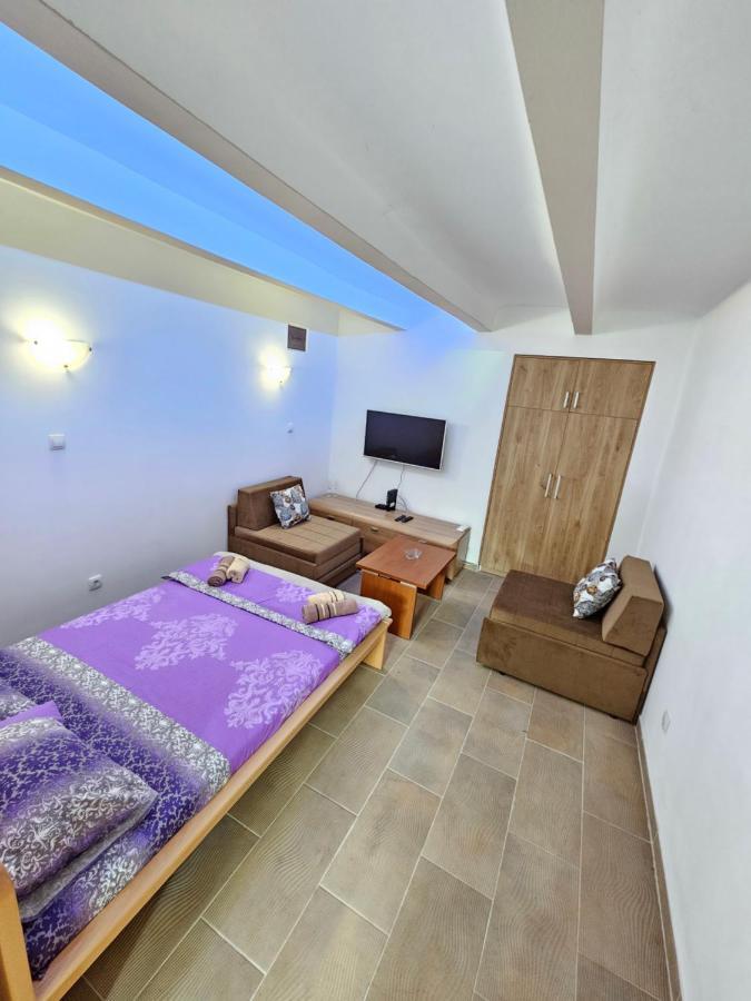 Booking Apartments Alone 1 贝尔格莱德 外观 照片